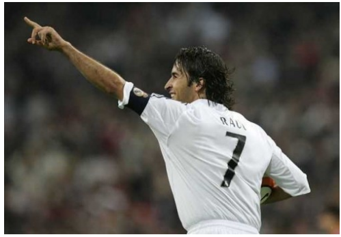 Raul Gonzalez mang áo số 07