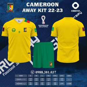 Quần Áo Đấu Đội Tuyển Cameroon Sân Khách World Cup 2022-2023 Màu Vàng. Màu sắc chủ đạo được sử dụng là màu vàng. Một gam màu tươi sáng và nổi bật, và mang đến một sự mới lạ cho bộ áo đấu. Ấn tượng với họa tiết được in nổi trên toàn thân áo trước và sau, đó chính là những tia sáng màu trắng nhạt, tạo ra sự cân đối hài hòa cho chiếc áo.  