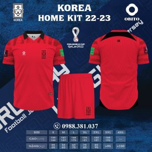 Áo Đội Tuyển Hàn Quốc Sân Nhà World Cup 2022 Màu Đỏ Mới Nhất. Gam màu đỏ được sử dụng chủ đạo cho cả áo và quần mang đến sự đồng nhất. Đó là một giao diện mạnh mẽ, khỏe khoắn và được ưa chuộng. Nổi bật trên thân áo là những chi tiết loang xám đen được bố trí bên trên hai vai áo mang lại một sự tương phản khá nổi bật.