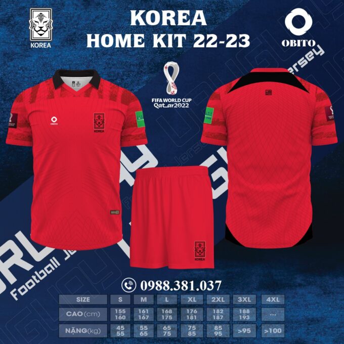 Mẫu áo đội tuyển Hàn Quốc sân nhà World Cup 2022 Gam màu đỏ được sử dụng chủ đạo cho cả áo và quần mang đến sự đồng nhất. Đó là một giao diện mạnh mẽ, khỏe khoắn và được ưa chuộng. Nổi bật trên thân áo là những chi tiết loang xám đen được bố trí bên trên hai vai áo mang lại một sự tương phản khá nổi bật.