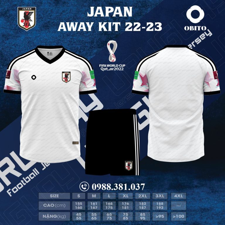 Mẫu áo đội tuyển Nhật Bản sân khách World Cup 2022 màu trắng mới nhất là sự kết hợp giữa tông màu trắng sang trọng cùng họa tiết được in chìm trên thân áo một cách ấn tượng. Áo được may theo from cổ tim, ống tay bo chun có màu đen, mang đến sự hoàn hảo khi chúng ta nhìn vào mẫu áo đấu.